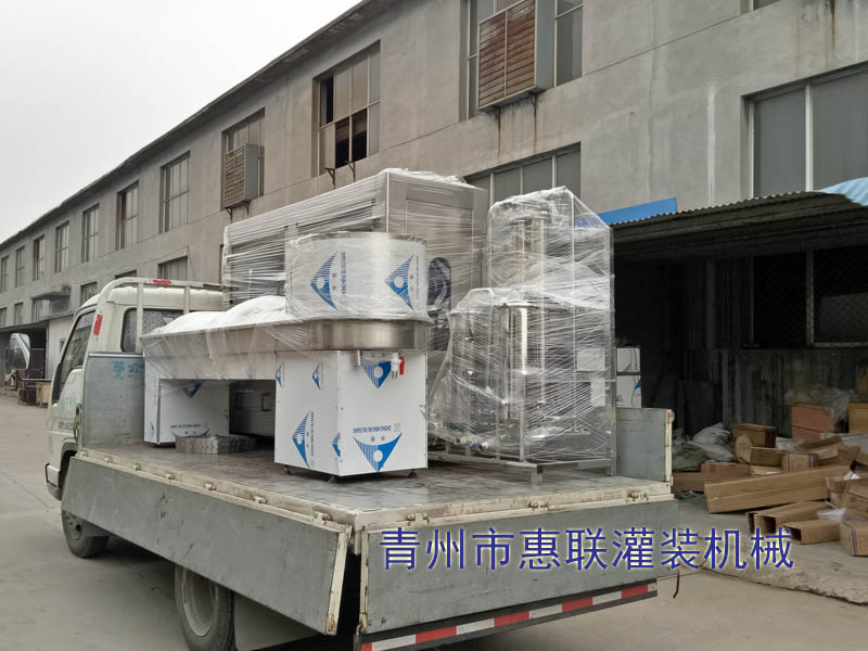 山西客戶訂購的醬油醋灌裝機(jī)已發(fā)貨