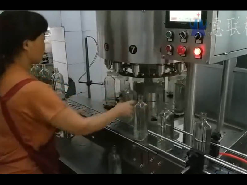 遼寧客戶訂購的定量白酒灌裝機投入生產