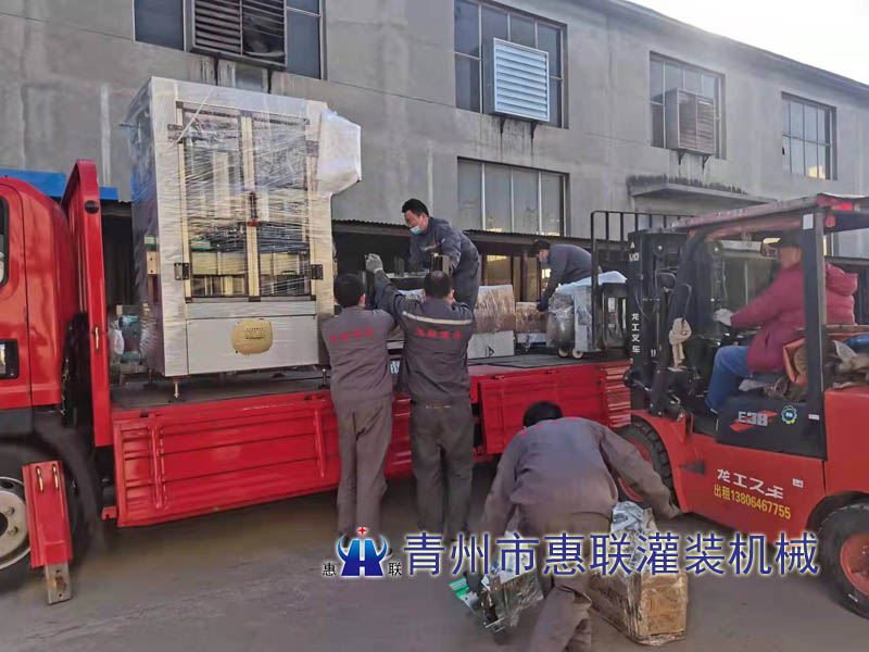 整套油類灌裝設備生產(chǎn)線發(fā)往臨沂